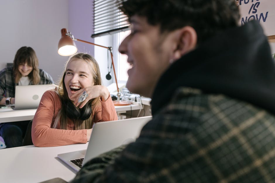 mesa com notebook e café